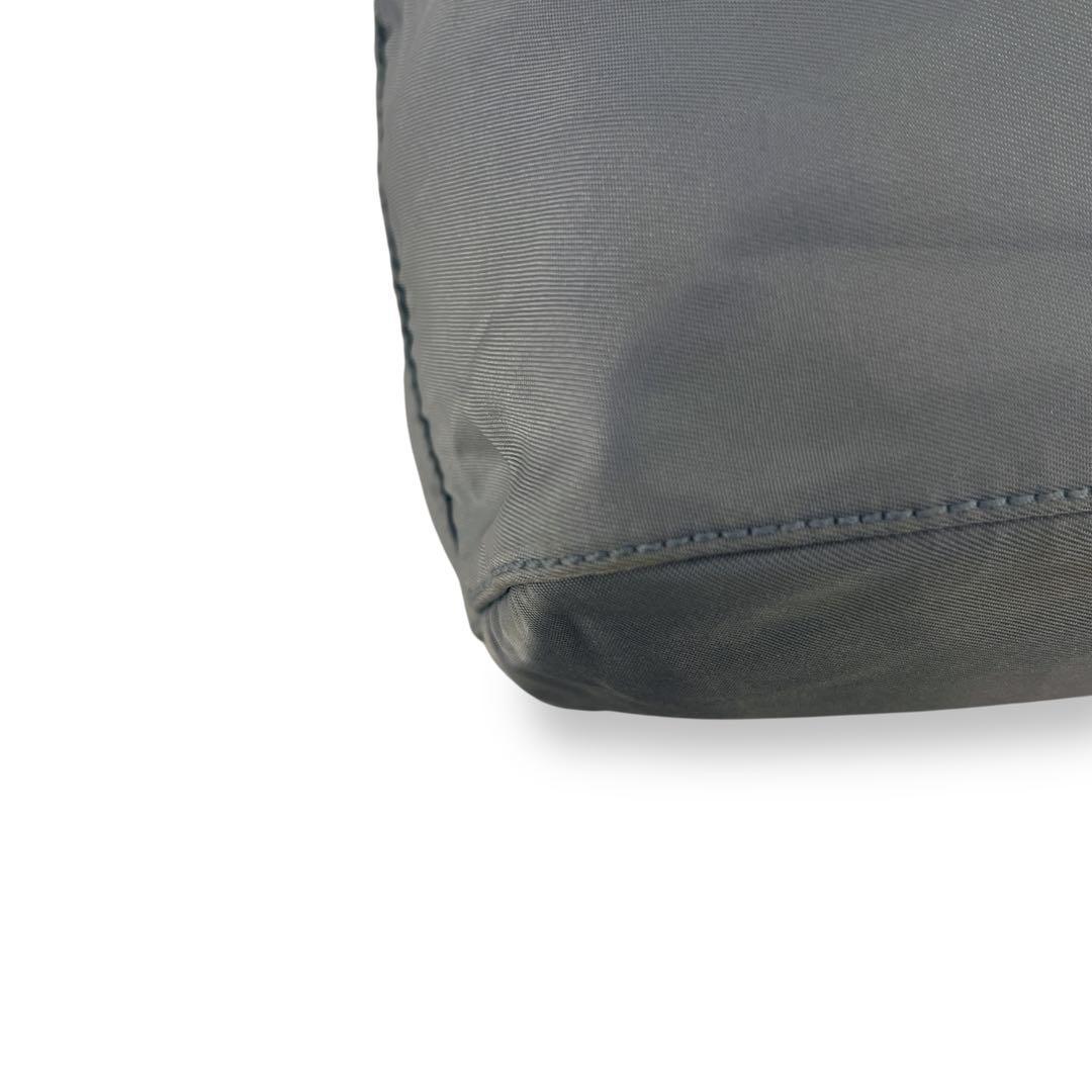 プラダ　ミニポーチ　巾着　化粧ポーチ　小物入れ　水色　ナイロン　三角ロゴ　y2k