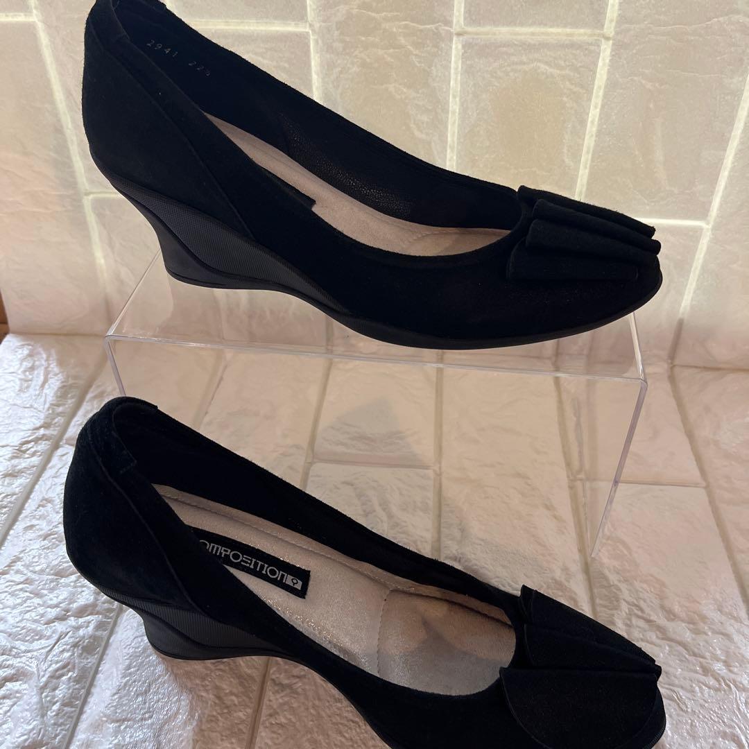 黒のウェッジヒールパンプス