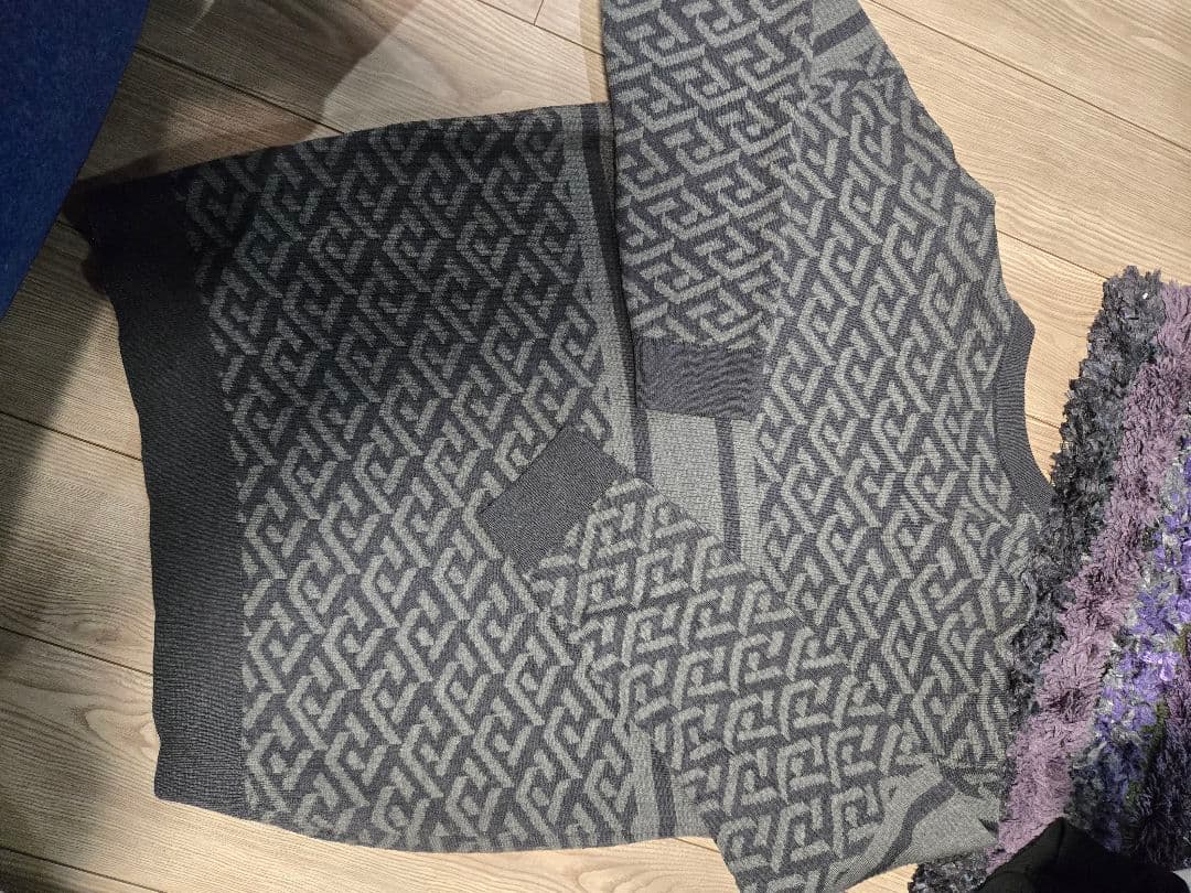 VERSACE グレー ニットセーター