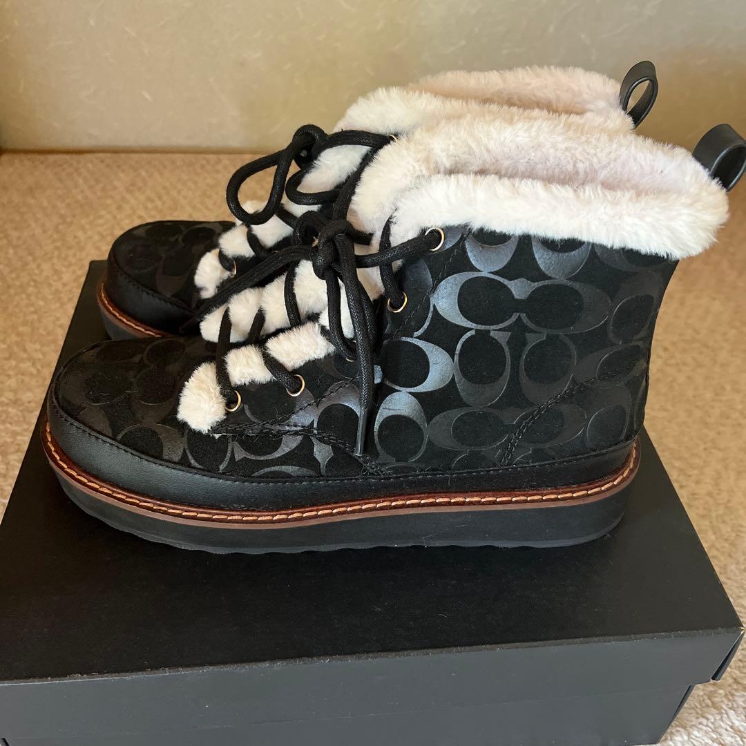 コーチ シグネチャー柄ブラックショートブーツ