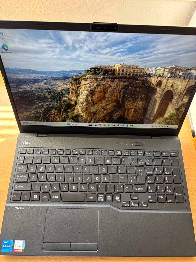 【超美品】数回使用のみ　富士通ノートパソコン Windows11 SSD 軽量