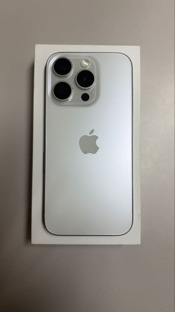 Apple iPhone 15 Pro 本体 ホワイトチタニウム