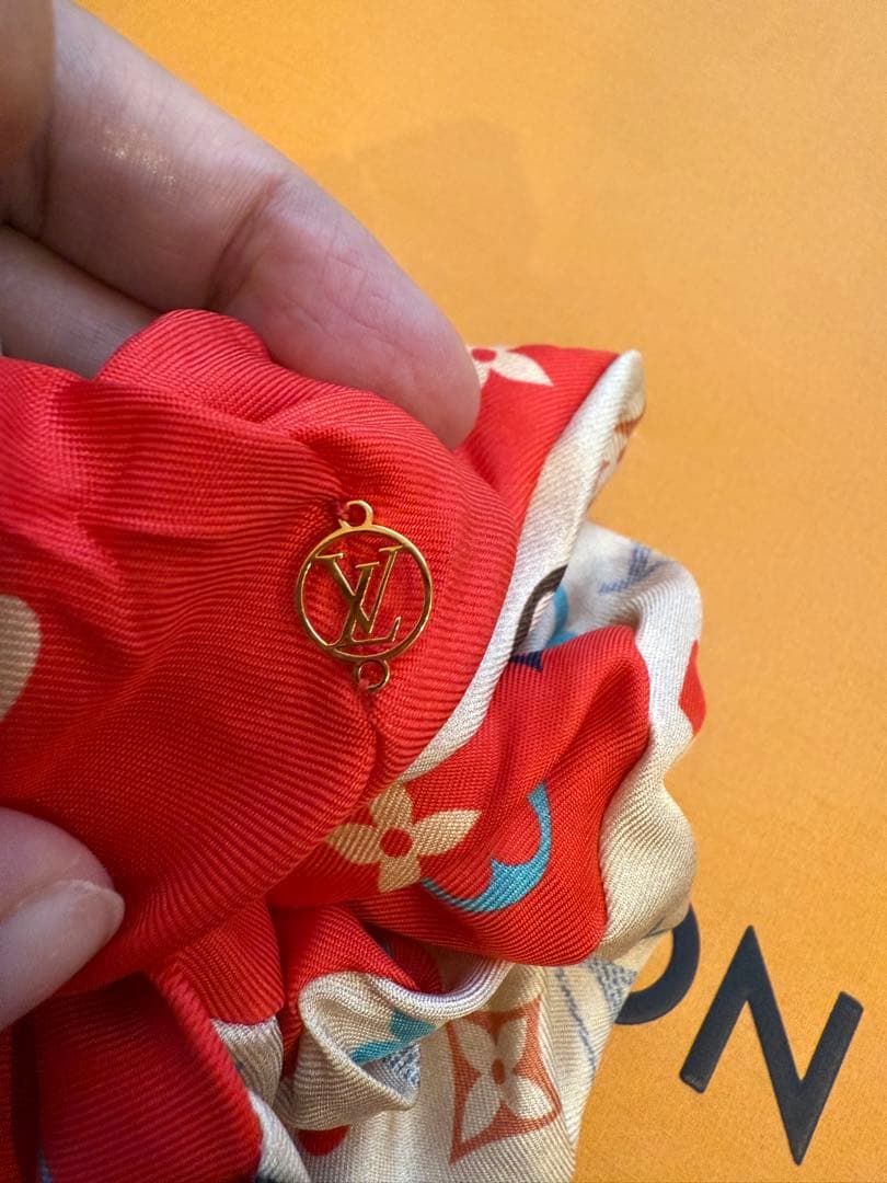 LOUIS VUITTON シルクシュシュ レッド