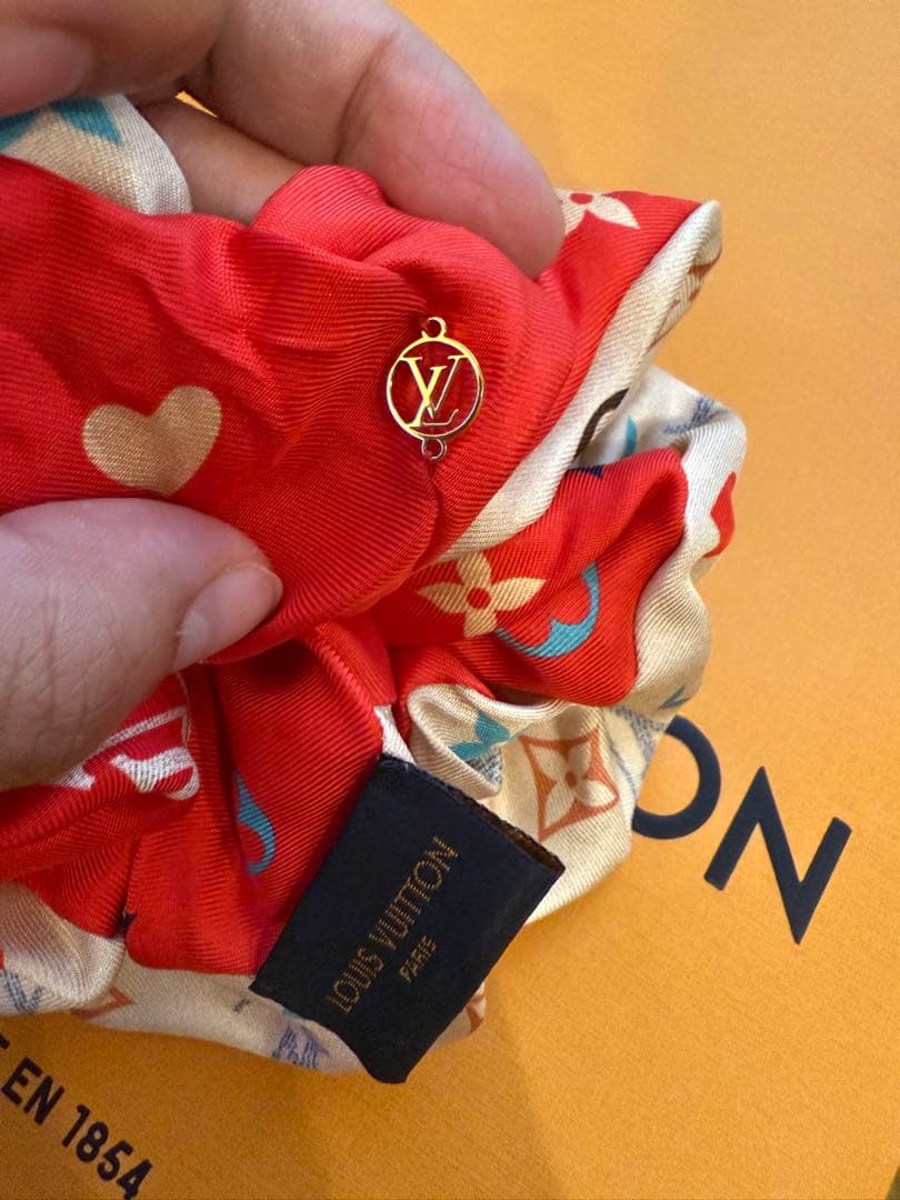 LOUIS VUITTON シルクシュシュ レッド