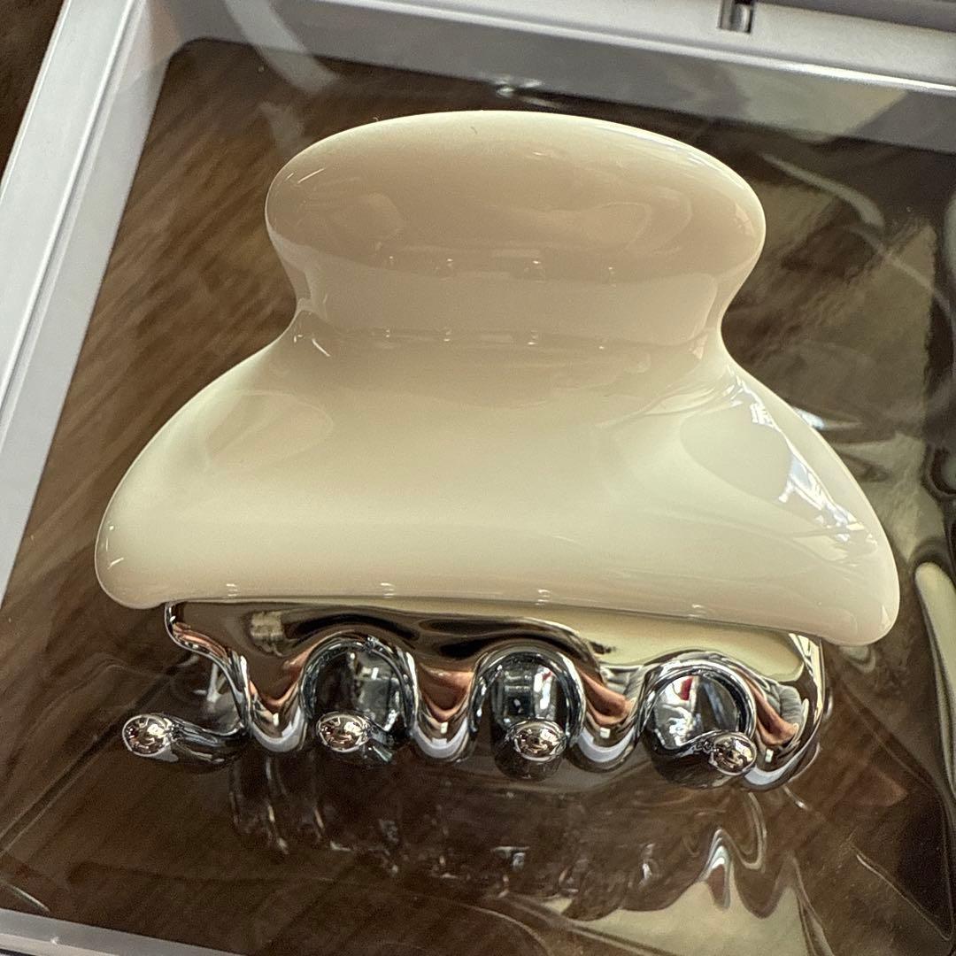 MIU MIU ヘアクリップ ホワイト ノベルティ