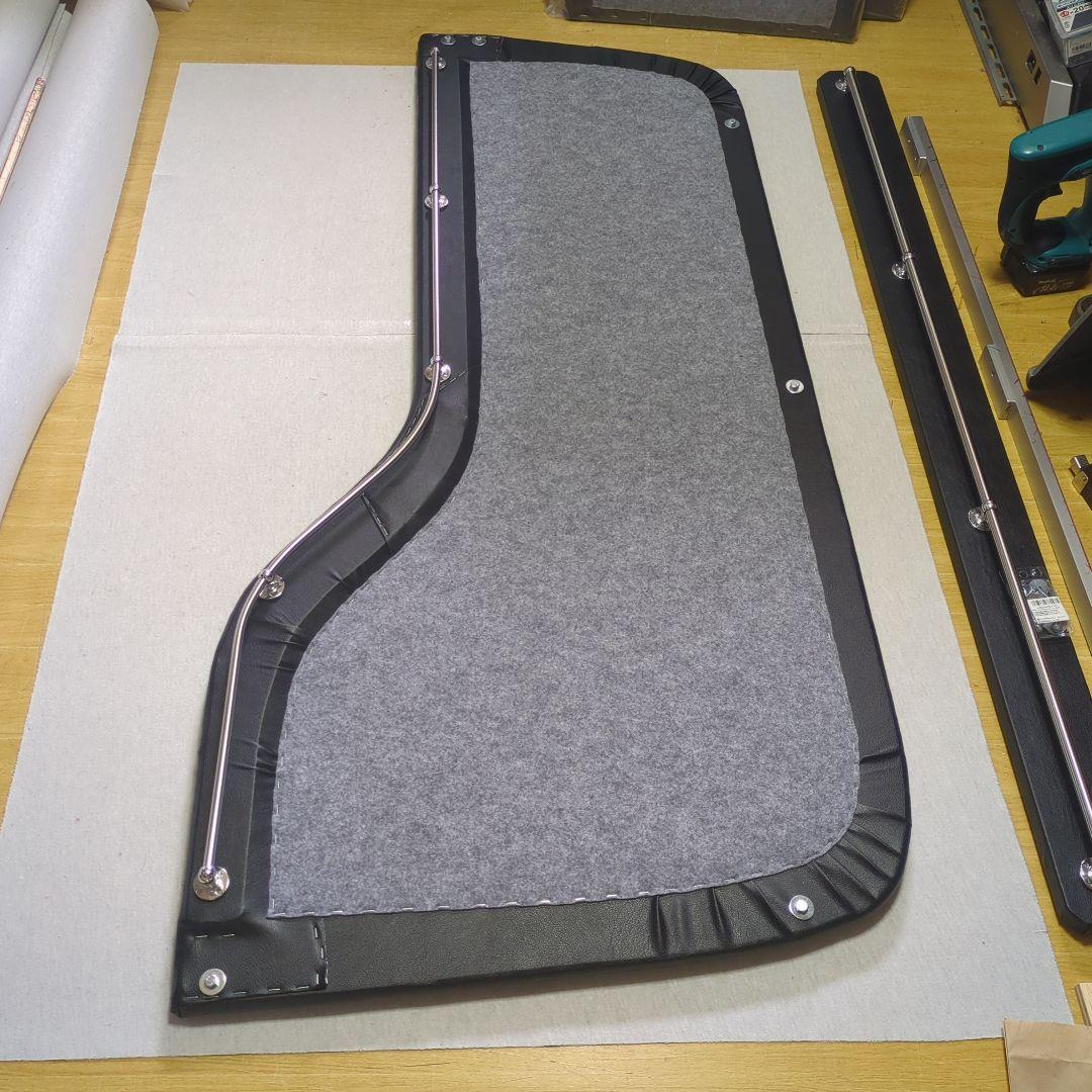 【やっちゃん】ロールーフ棚&ハンガー掛け（後窓上）【ブラックレザー】