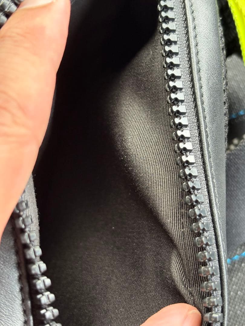 完売品　COACH ネオンイエロー ボディバッグ