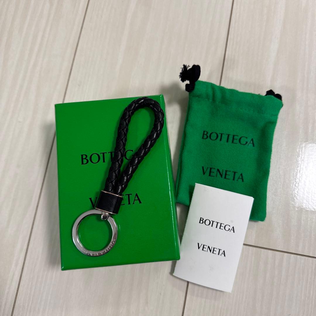 現行 Bottega Veneta 編み込みレザーキーホルダー