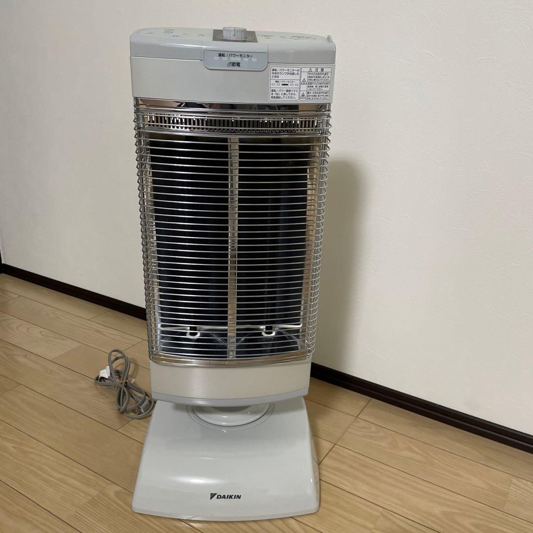 ダイキン 遠赤外線暖房機　セラムヒート　ストーブ ホワイト