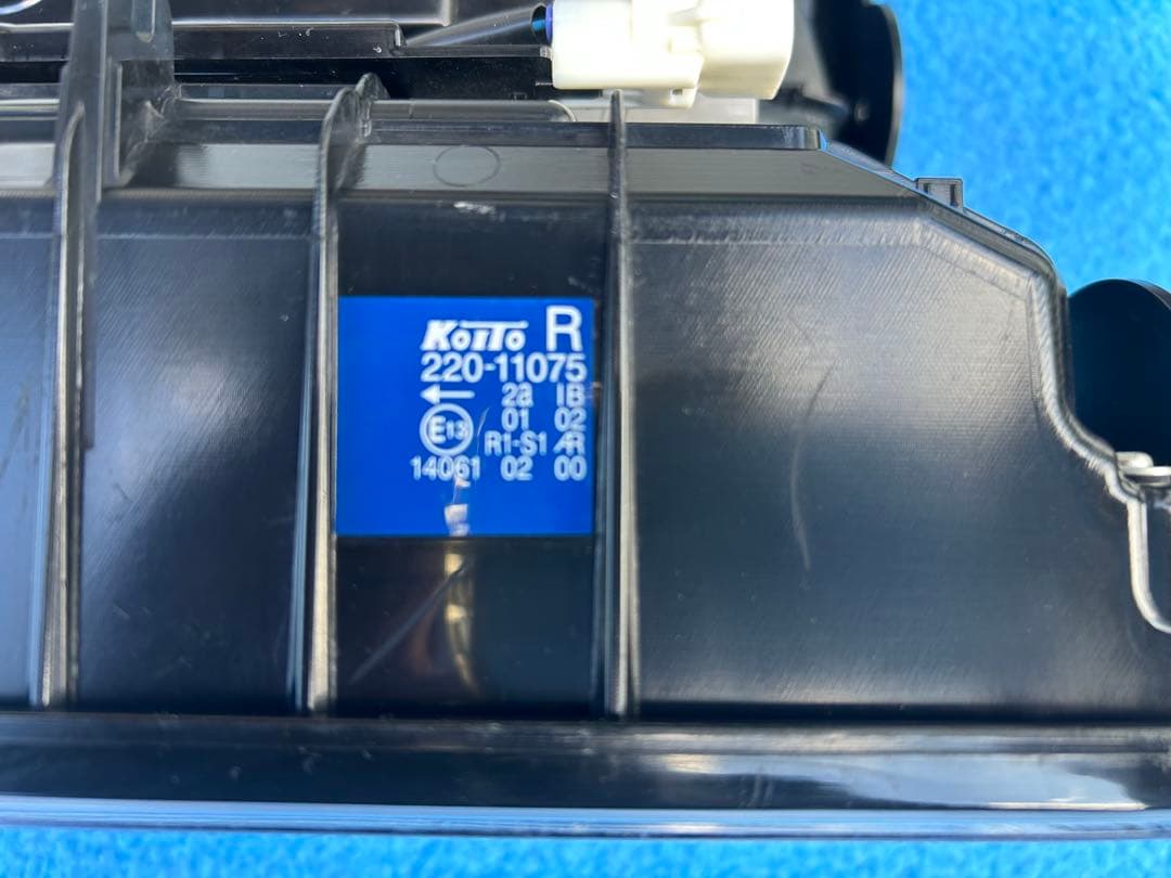 小糸LEDテールランプ 新車外しレッド/クリア 2個セット