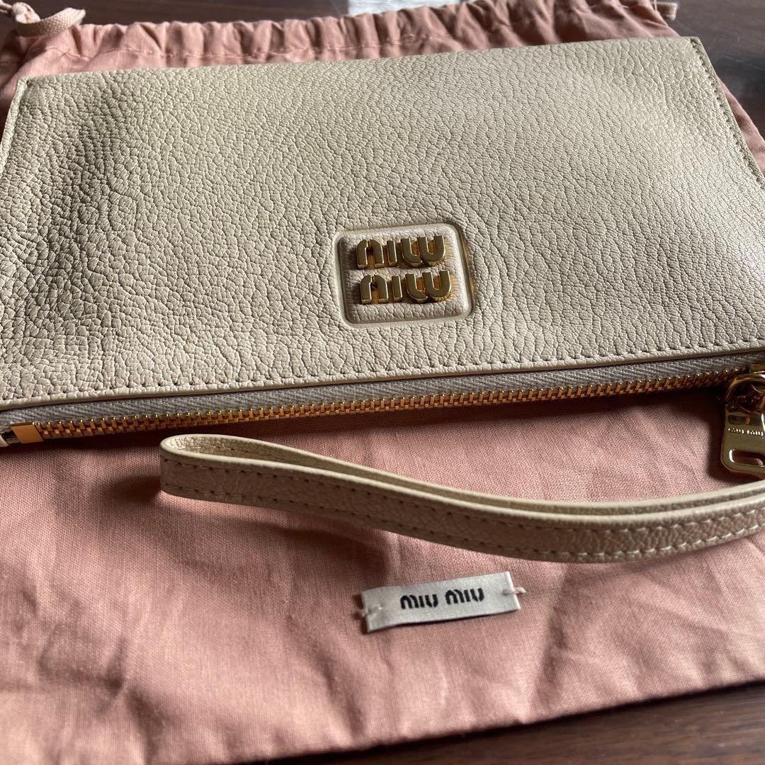 【未使用に近い】Miumiu マドラスレザーのポーチ
