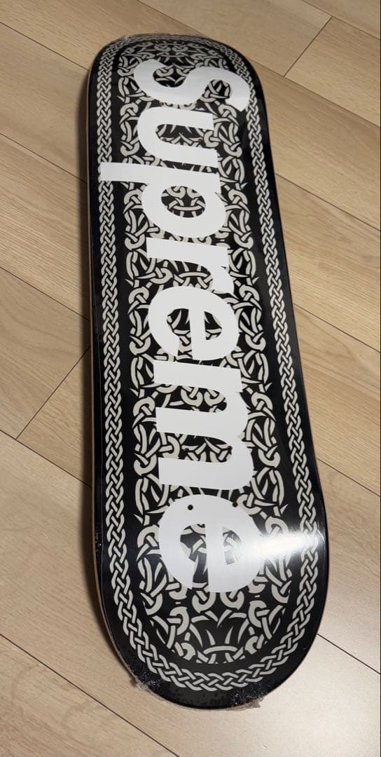 Supreme スケートボード ロゴ入り