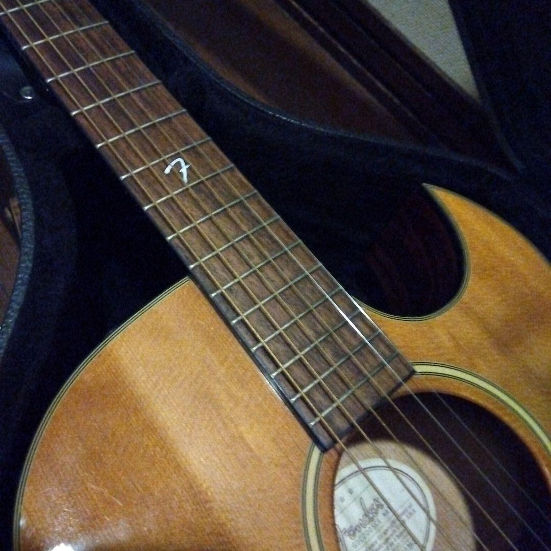 Fender　GDC200 エレアコ　サイドバックの木目がカッコいいギターです。