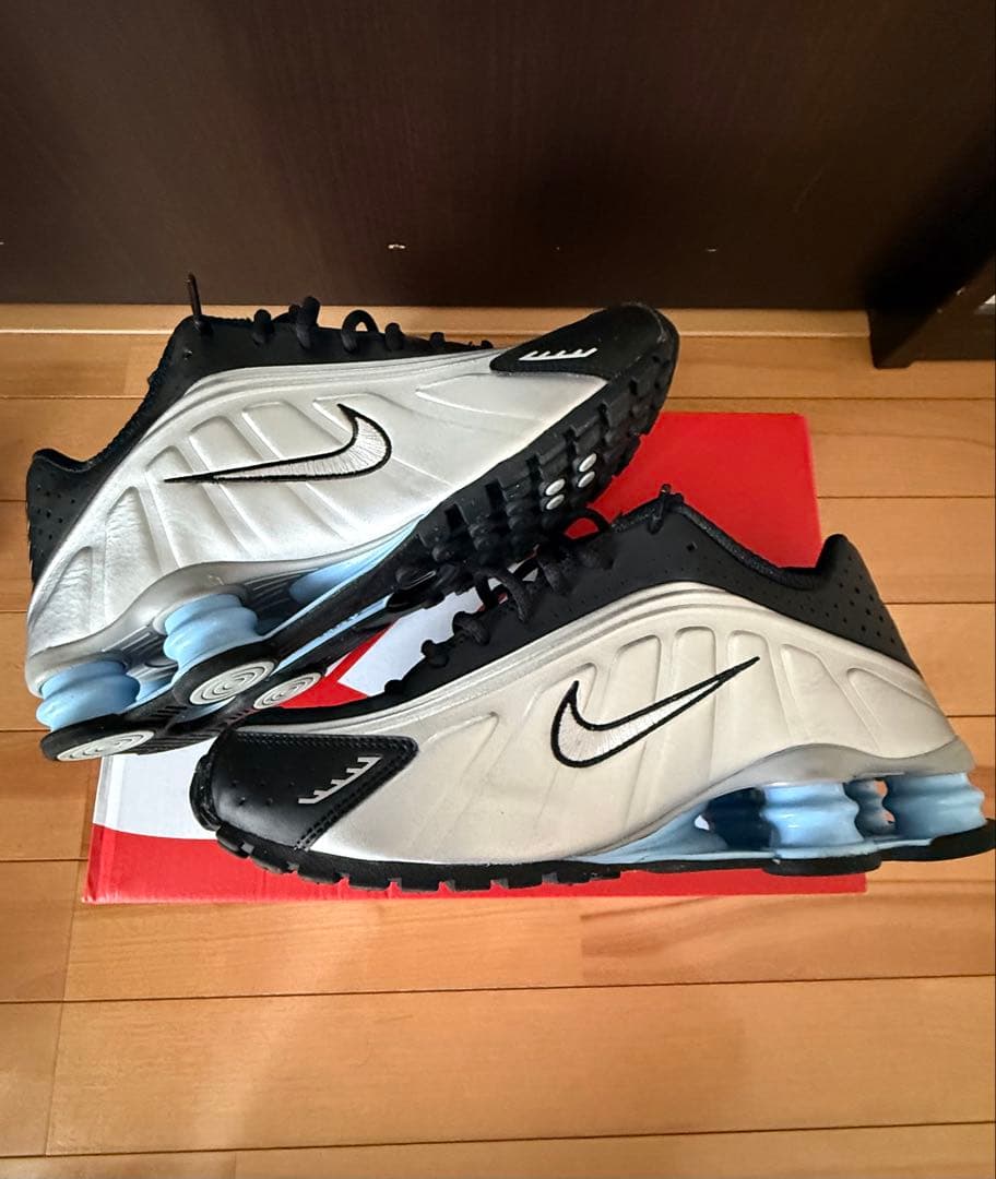 iruka NIKE SHOX R4スニーカー ブラック/シルバー