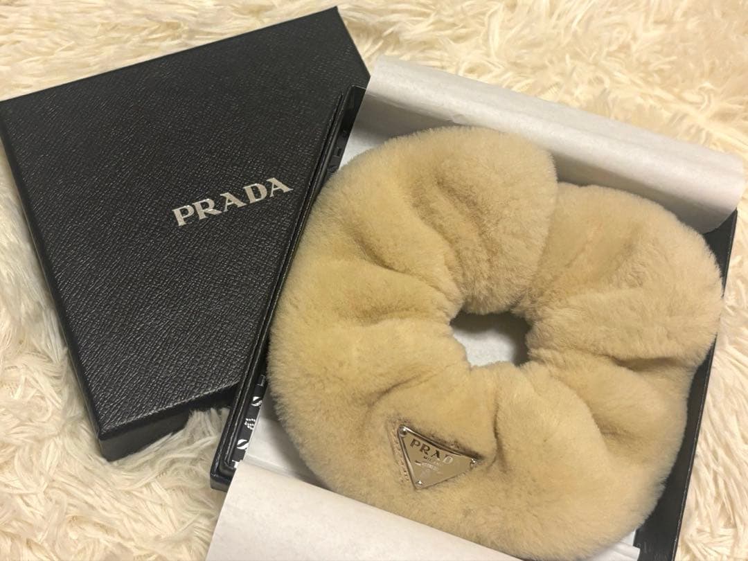 PRADA ベージュファーシュシュ