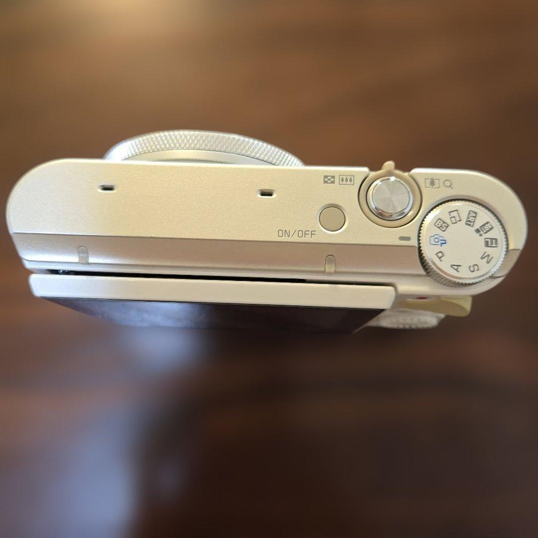 CASIO デジカメ　EX-ZR4000 ホワイト