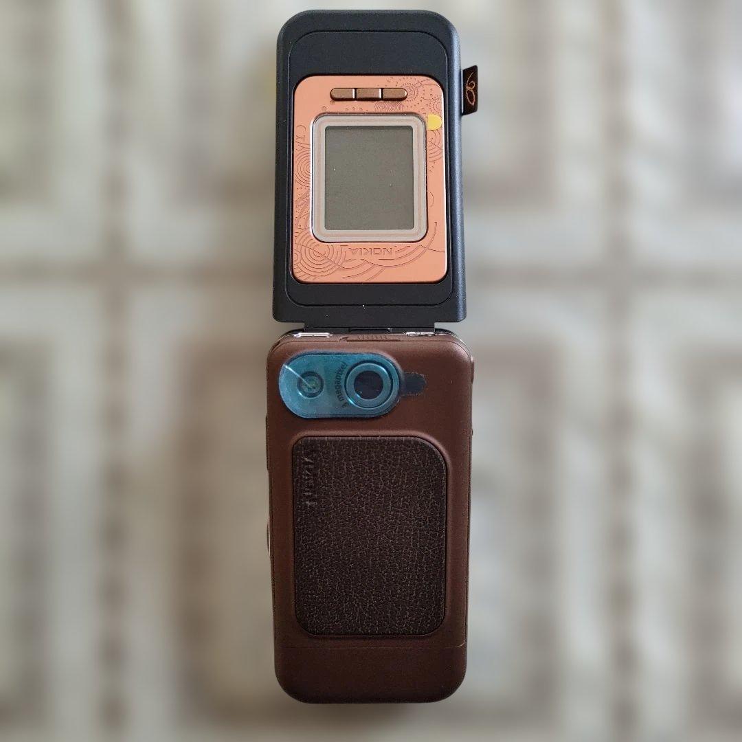 \"未使用\"ノキアNOKIA　フリップ型3Gファション携帯電話『7390』ドイツ製