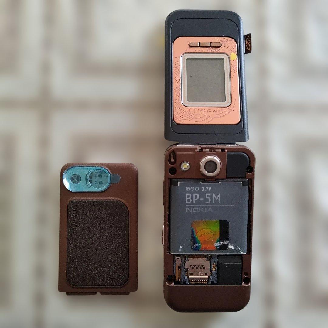 \"未使用\"ノキアNOKIA　フリップ型3Gファション携帯電話『7390』ドイツ製