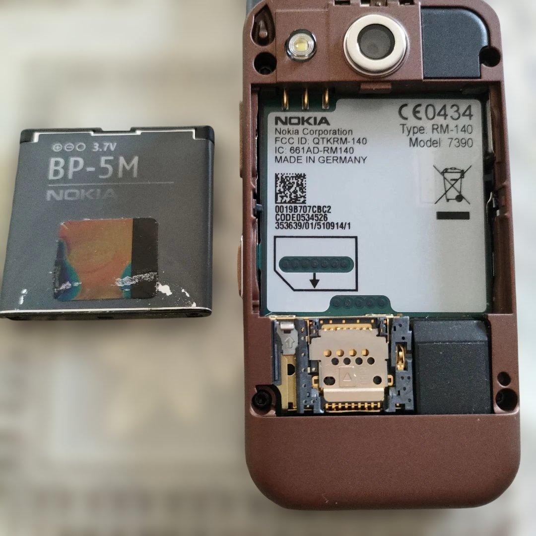 \"未使用\"ノキアNOKIA　フリップ型3Gファション携帯電話『7390』ドイツ製