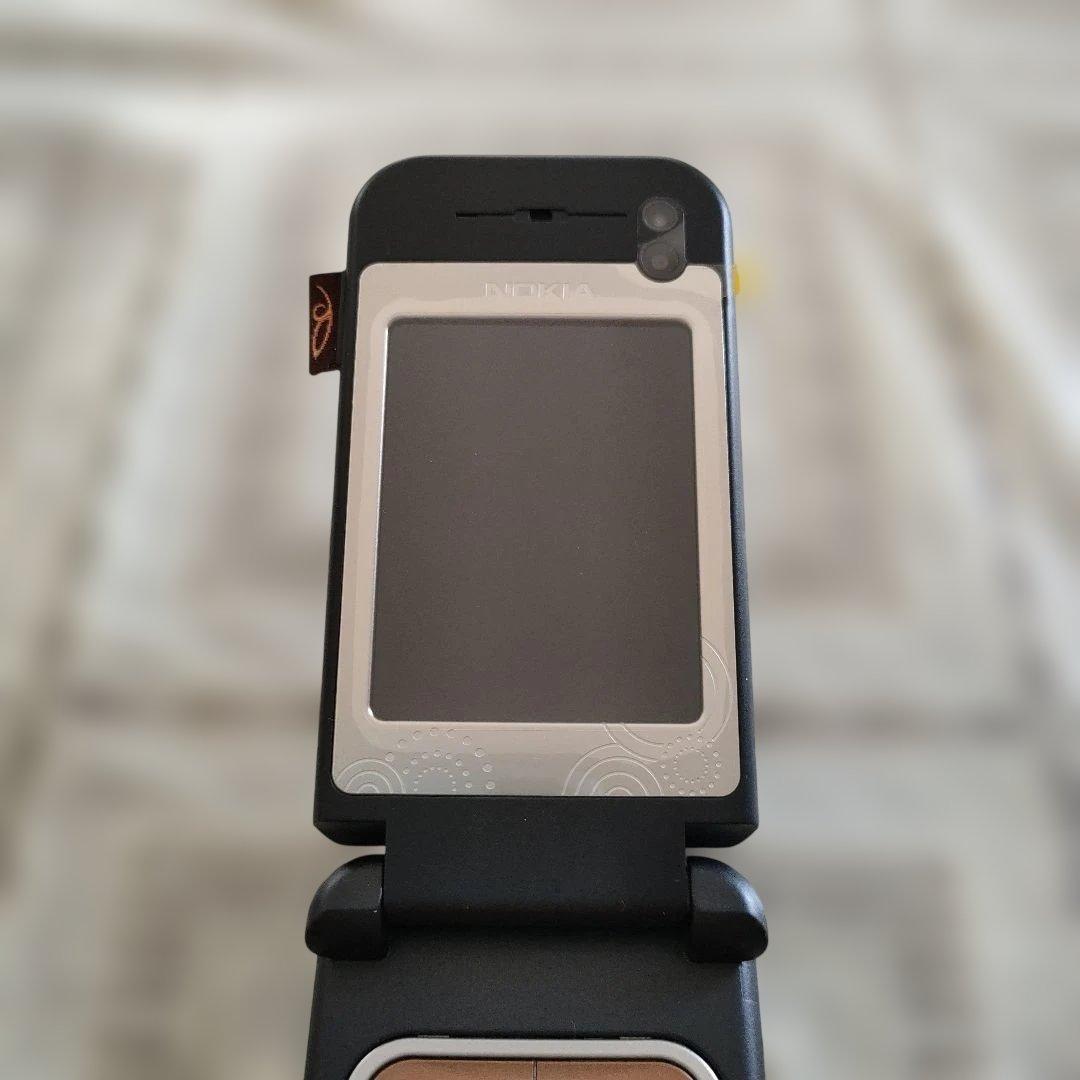 \"未使用\"ノキアNOKIA　フリップ型3Gファション携帯電話『7390』ドイツ製