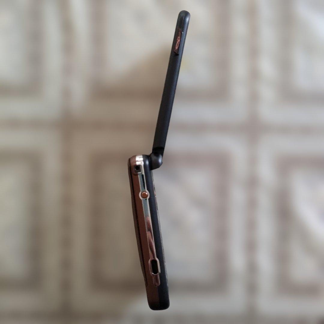 \"未使用\"ノキアNOKIA　フリップ型3Gファション携帯電話『7390』ドイツ製