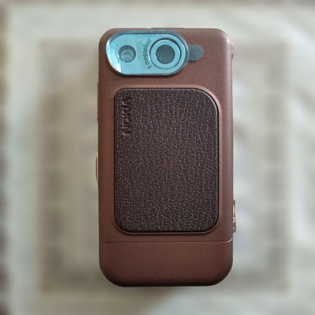 \"未使用\"ノキアNOKIA　フリップ型3Gファション携帯電話『7390』ドイツ製