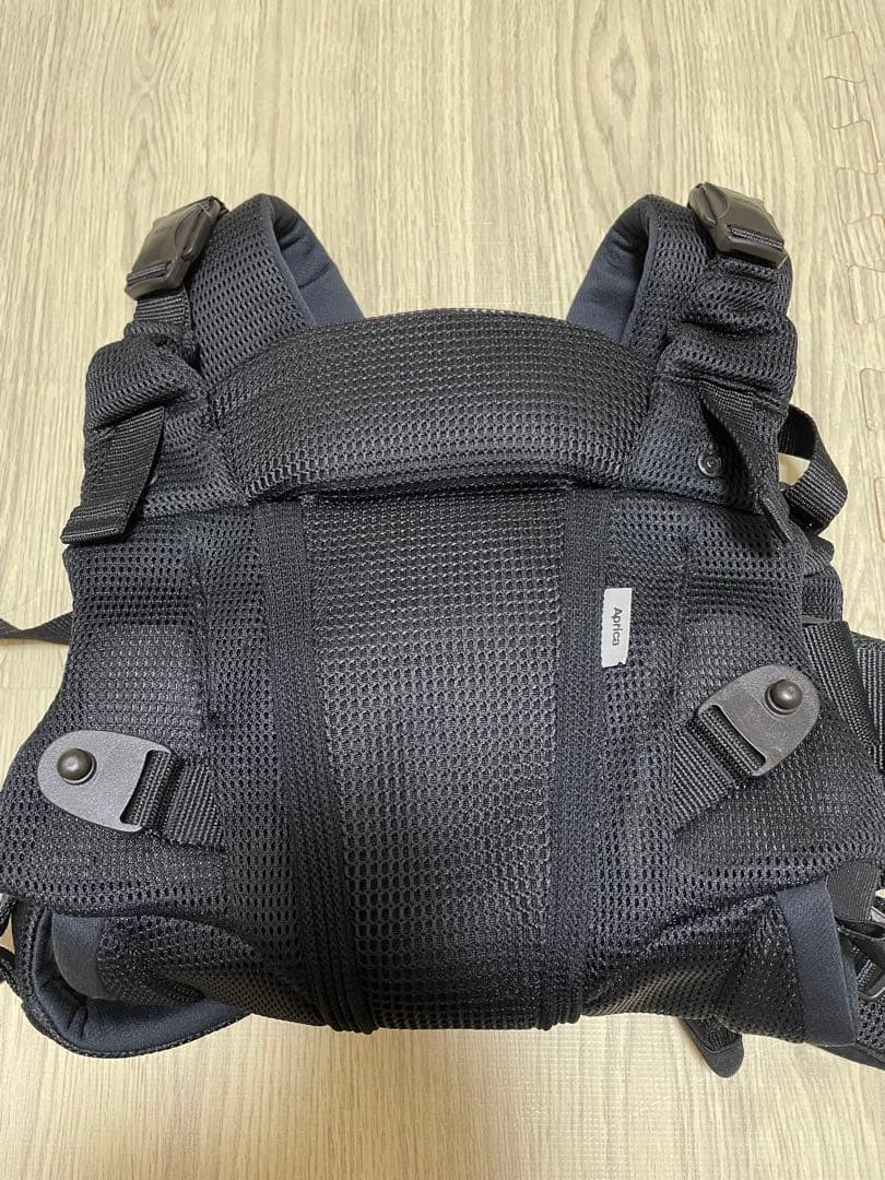 アップリカ　ラクリス　ブラック メッシュ 抱っこ紐