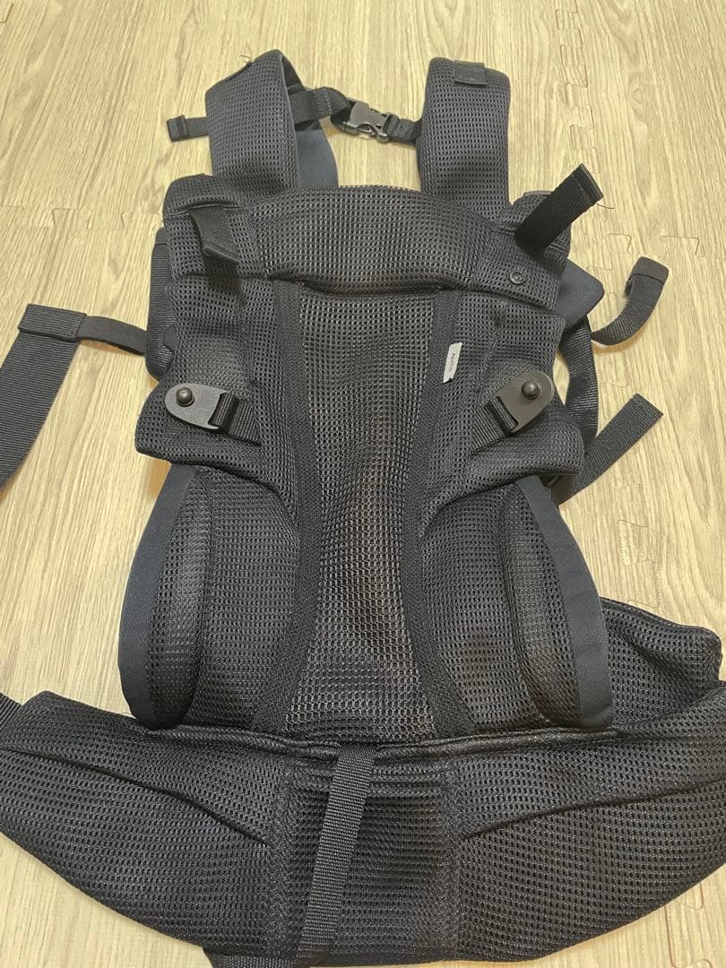 アップリカ　ラクリス　ブラック メッシュ 抱っこ紐