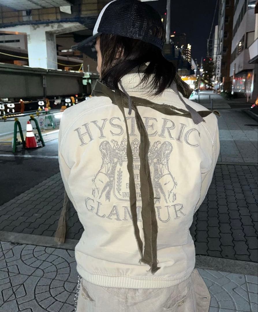 HYSTERIC GLAMOUR ベージュ スタジャンあおば着用