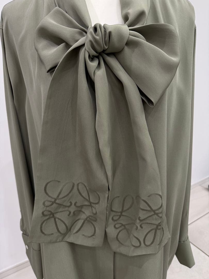 LOEWE SILK100％ オリーブグリーンブラウス