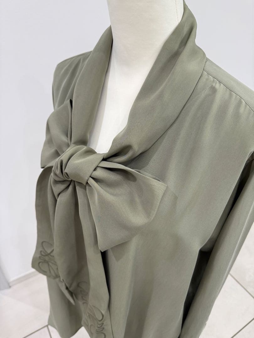 LOEWE SILK100％ オリーブグリーンブラウス
