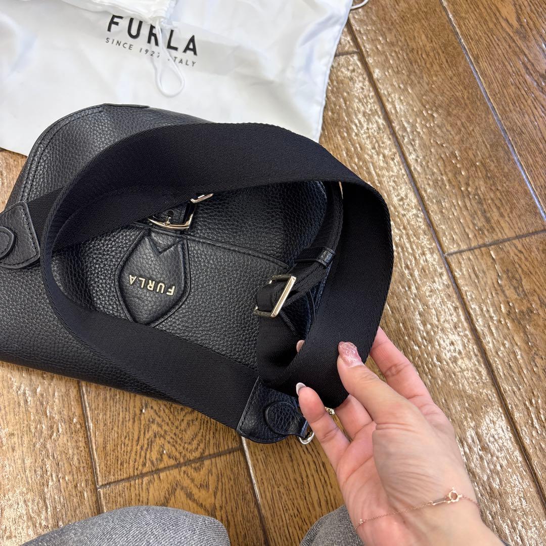 フルラ　ショルダーバッグ　クロスボディウラニア　斜めがけ　シボ革　黒