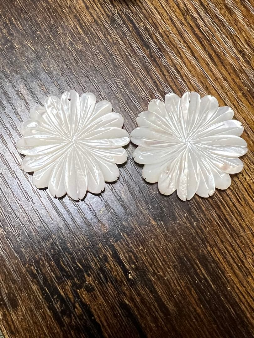 Gちゃん❤️ホワイトシェル　マーガレット　カービング　他　14kgfピアス