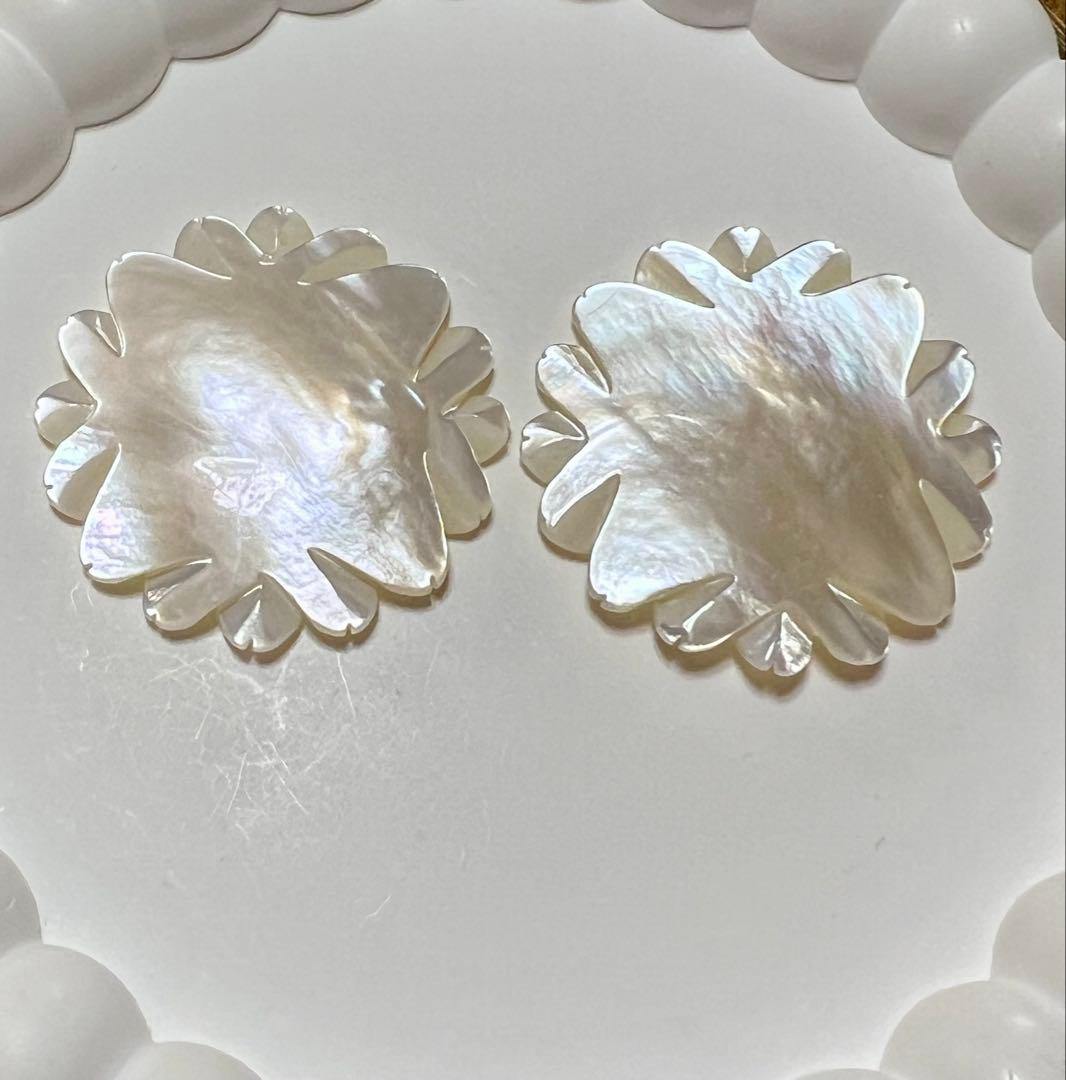 Gちゃん❤️ホワイトシェル　マーガレット　カービング　他　14kgfピアス