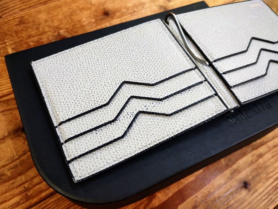 美品！Valextraヴァレクストラ マネークリップ 二つ折り財布