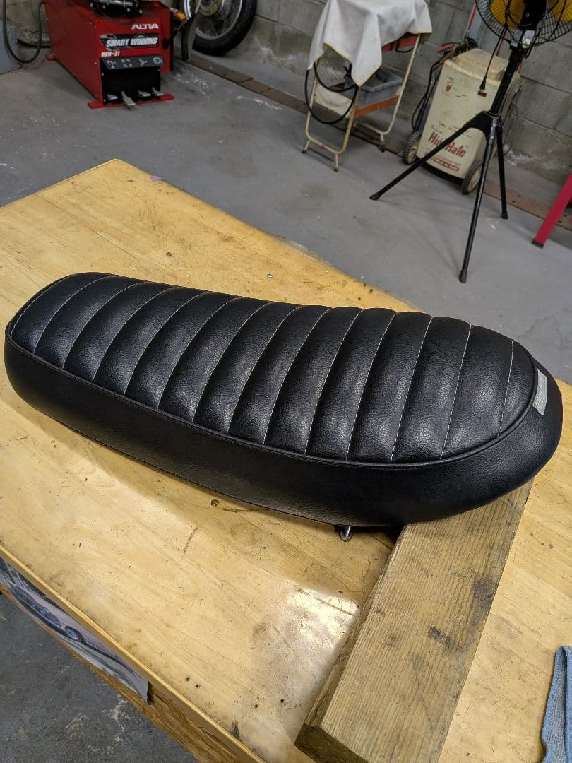 SR400　希少　美品　ナイトロヘッズ　タックロールシート　イージーライダース