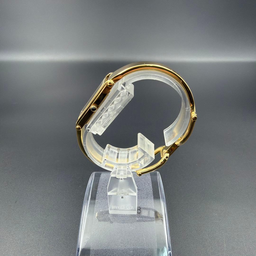 GUCCI 1500 ゴールド×ブラック文字盤 バングルウォッチ