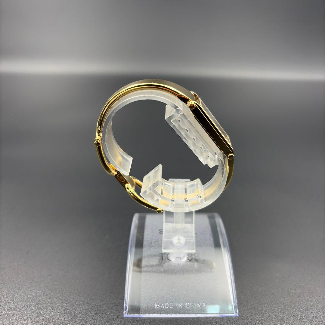 GUCCI 1500 ゴールド×ブラック文字盤 バングルウォッチ