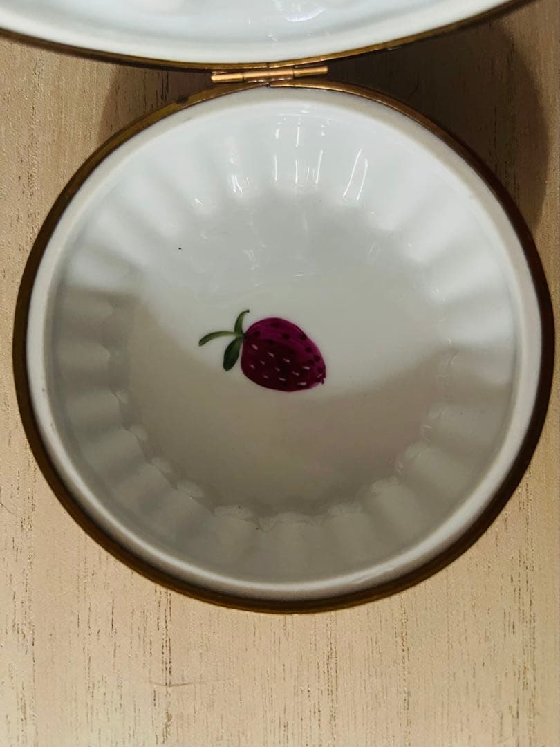 ひ*り様 リモージュ　フランス　ストロベリーパイ型小物入れ　ピルケース