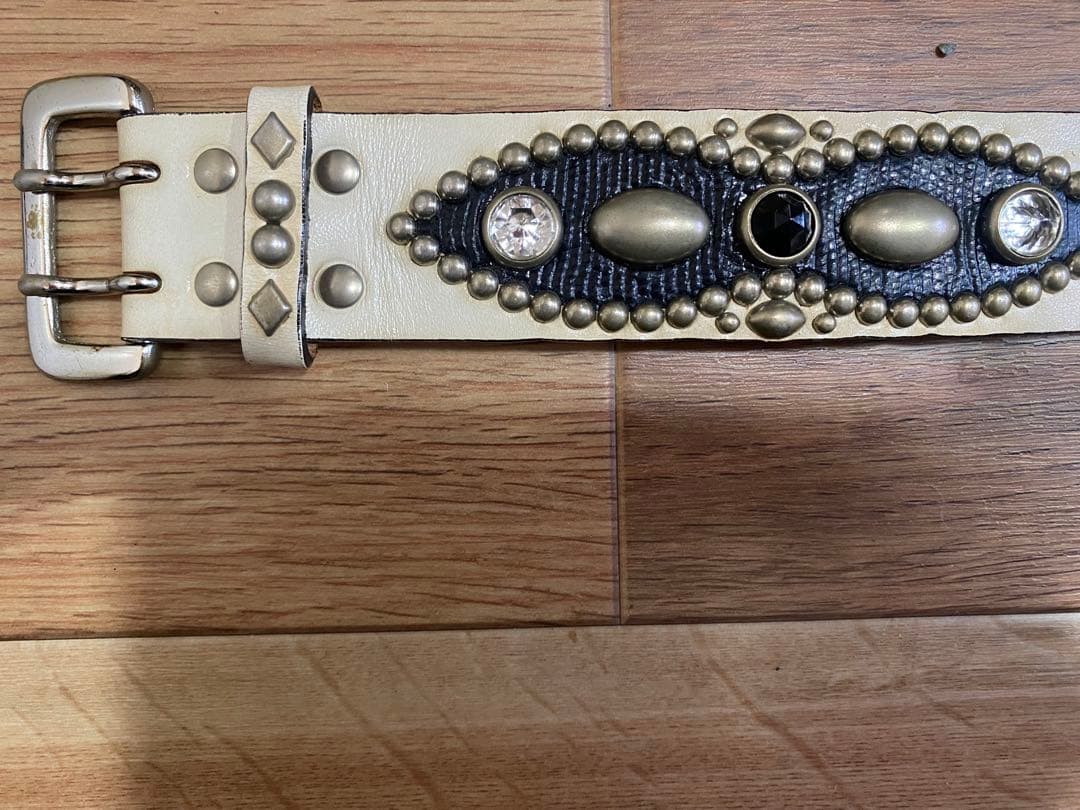 WOLF'S HEAD 35mmスタッズリストバンド/白