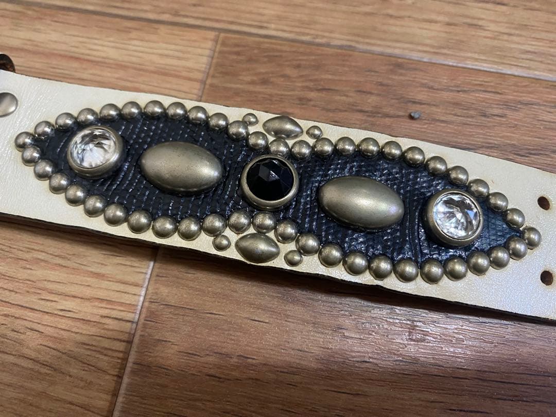 WOLF'S HEAD 35mmスタッズリストバンド/白