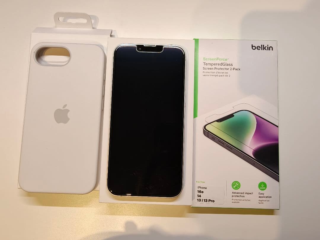 【美品】iPhone 16e 256GB 純正ケース＆Belkinフィルム