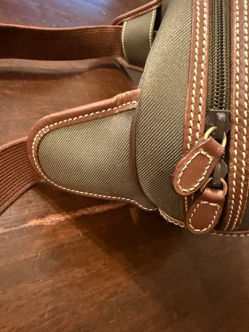 ハンティングワールド　オリーブグリーン ボディバッグ極美品　ユニセックス