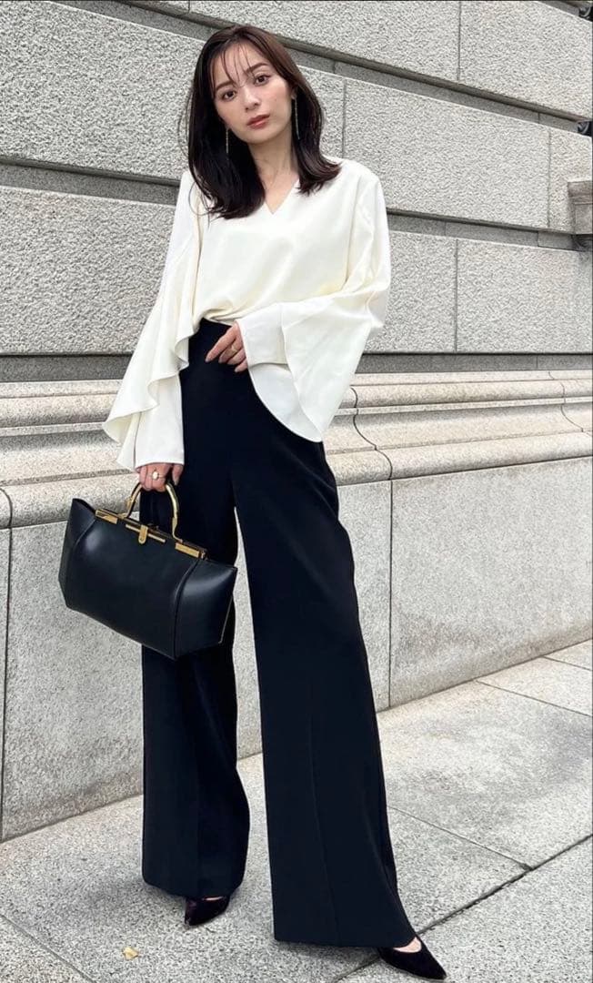 anuansツイストフリルVネックブラウス （IVORY)