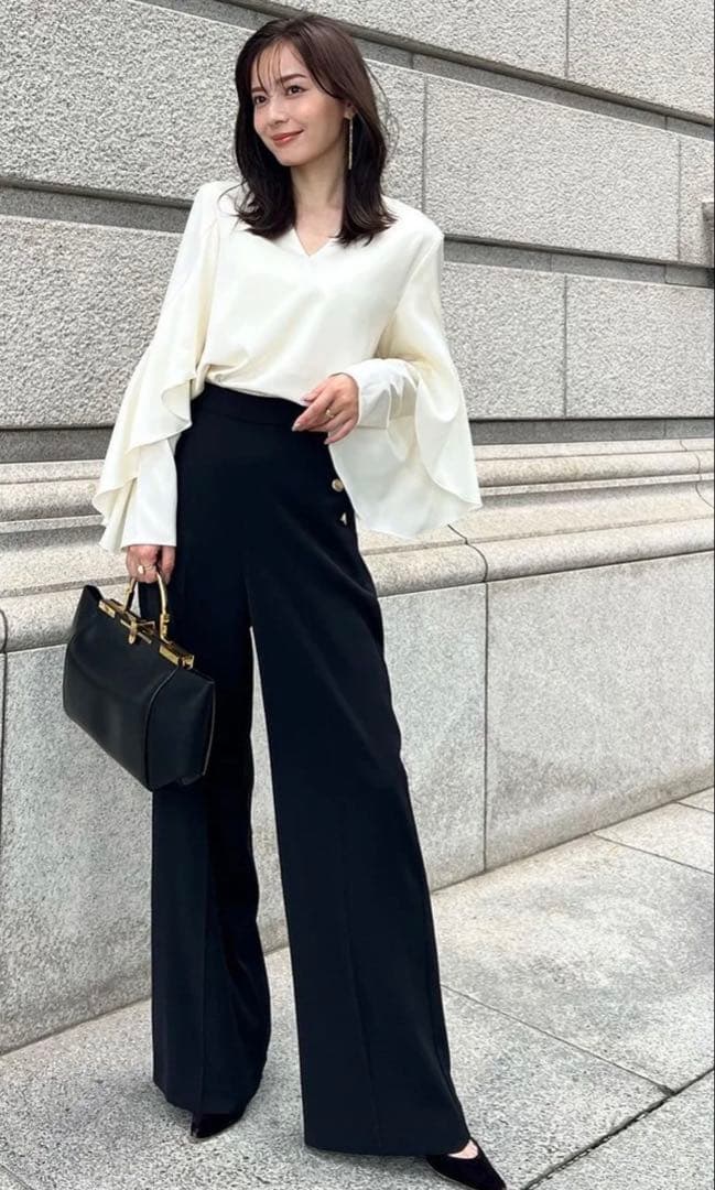 anuansツイストフリルVネックブラウス （IVORY)