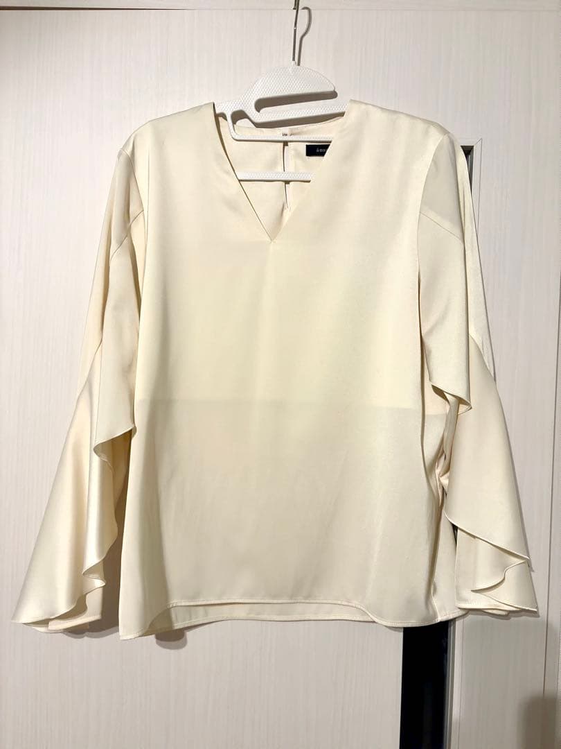 anuansツイストフリルVネックブラウス （IVORY)