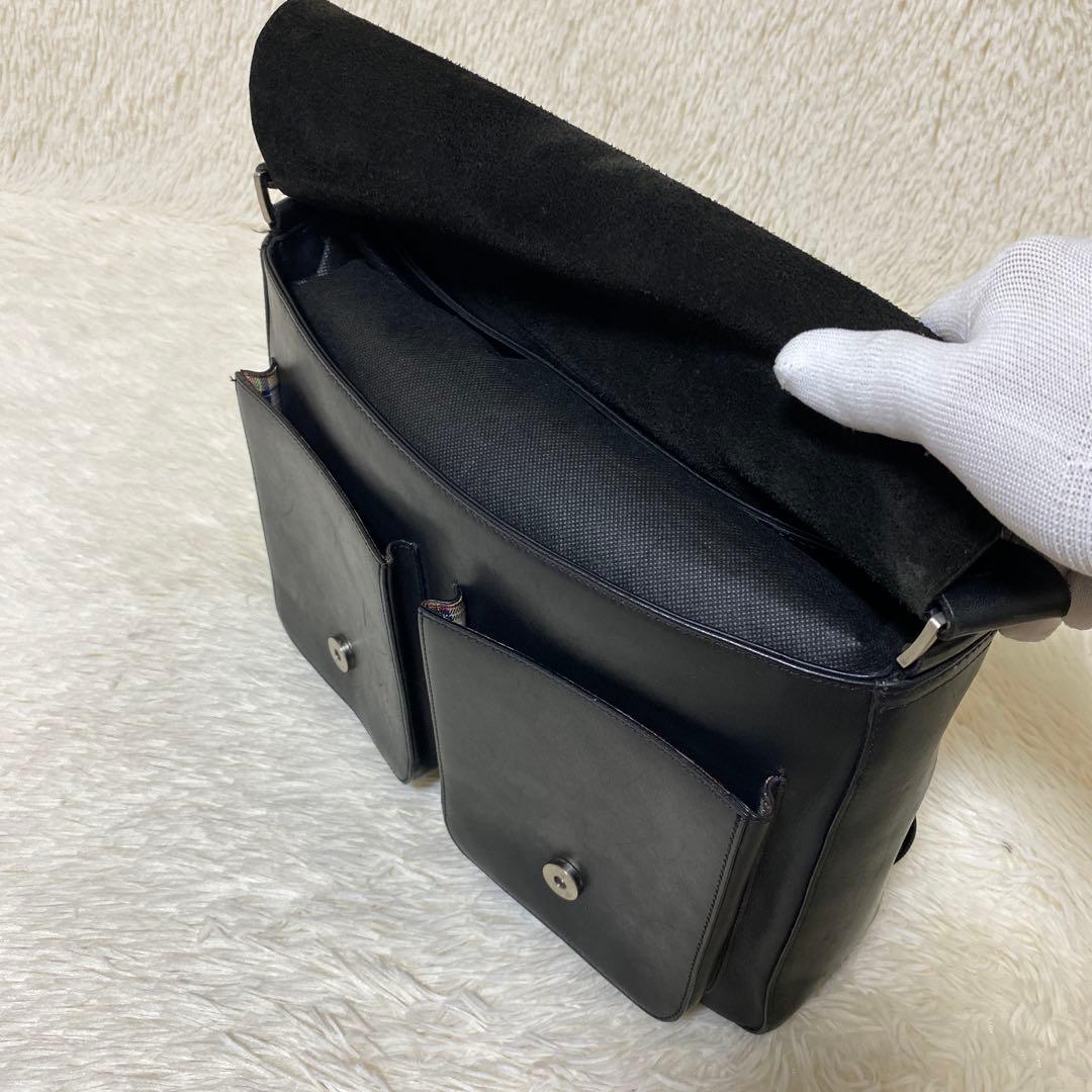 BREE ブラック　本革 メッセンジャーバッグ　肩掛け　斜め掛け　フラップ付き