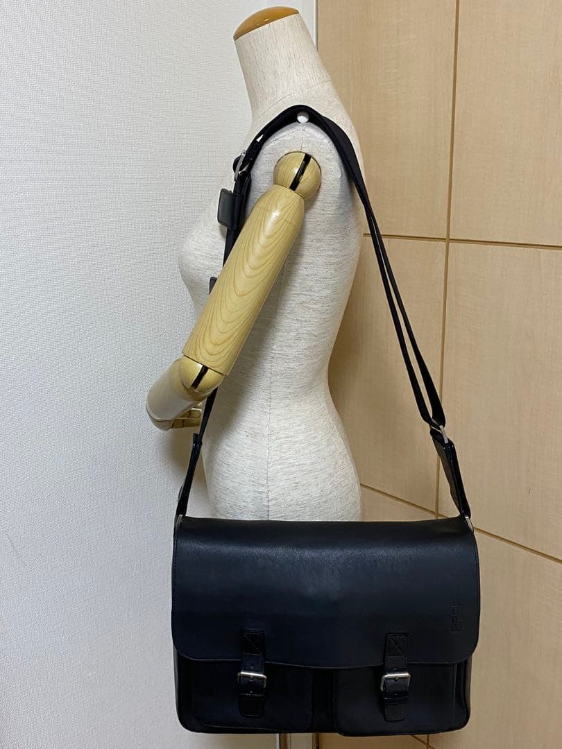 BREE ブラック　本革 メッセンジャーバッグ　肩掛け　斜め掛け　フラップ付き