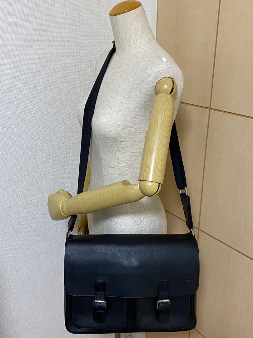 BREE ブラック　本革 メッセンジャーバッグ　肩掛け　斜め掛け　フラップ付き