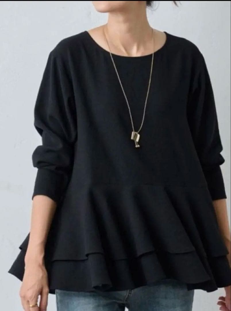 BEARDSLEYビアズリー　裾フリルブラウス 黒　新品同様